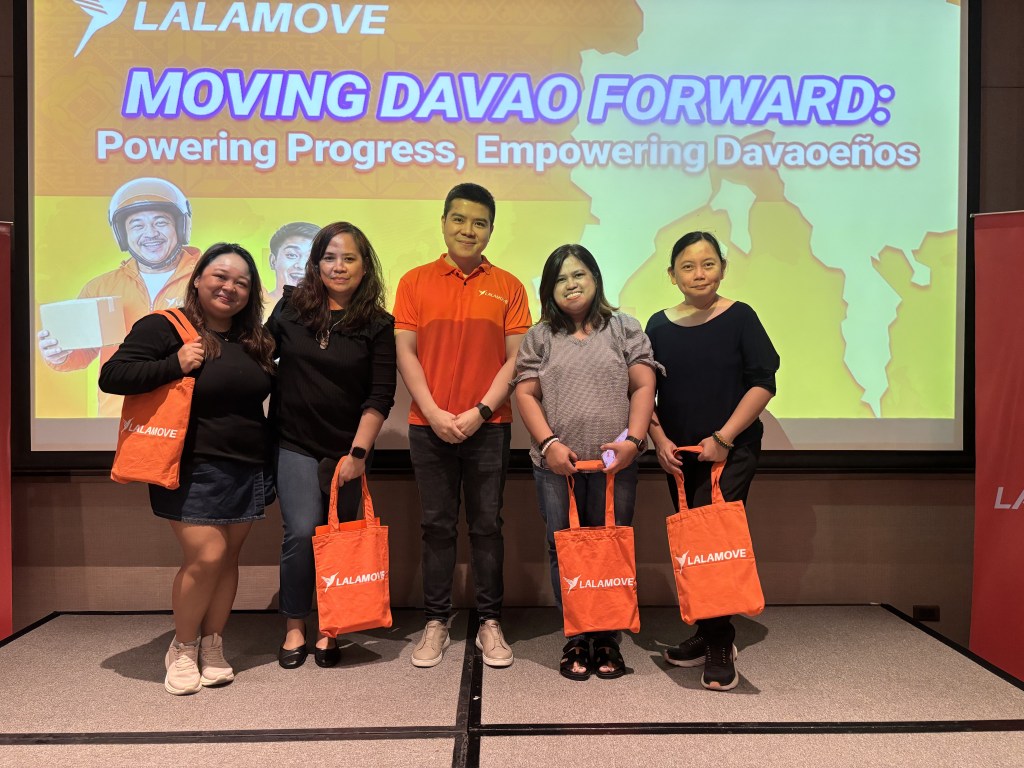 Davao Digital Creators members with Lalamove Managing Director Djon Nacario